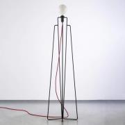 GRUPA Model M1 LED-gulvlampe sort, kabel rød