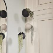 AYTM Blomsterpotte Globe, hængende, Ø 17 cm, sort, aluminium