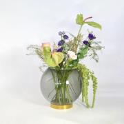 AYTM Vase Globe, Ø 17 cm, røggrå / guld, glas, stål