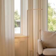 UMAGE LED-gulvlampe Omni, messingfarvet, højde 143 cm, 2 lyskilder