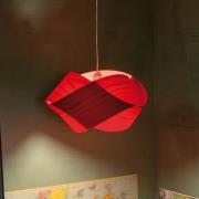 LZF pendellampe Nut, rød/nikkelfarvet, længde 42 cm, træ