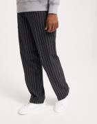 Les Deux Como Pinstripe Wool Mélange Slacks Bukser Ternet/Stribet