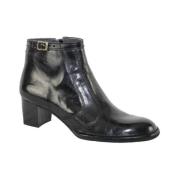 Klassiske sorte læderstøvler med hæl