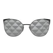 Solbriller med uregelmæssig form og sølv trekanter