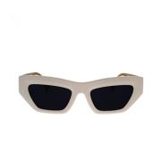 Solbriller med uregelmæssig form, mørkegrå linser og hvidt stel