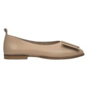 Kvinders Beige Læder Ballet Flats med Dekorativt Pynt