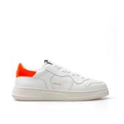 Klassiske hvide lædersneakers med orange indsatser