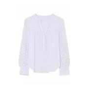 Broderet Bluse med V-hals