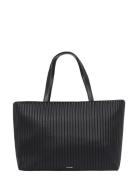 Mini Line Quilt Medium Shopper Calvin Klein Black