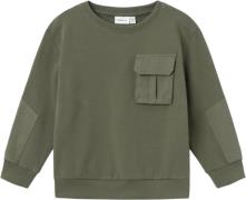 Name It Nmmneil Nreg Sweat BRU Str 92 - Tea Leaf Sweatshirts hos Magas...