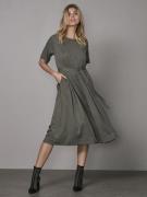 NÜ Denmark Ymke Dress 3 Kvinde Olive Midi Kjoler Str L - hos Magasin