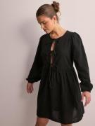 Pieces - Langærmede kjoler - Black - Pcjally Ls Tie Short Dress D2D - ...