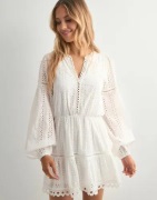 Nelly - Hvid - Embroidered Dress