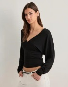 Nelly - Sort - Soft Plunge LS Top