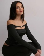 Nelly - Sort - Off Shoulder Buckle Top
