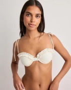 Nelly - Hvid - Ruffle Bikini Balcony